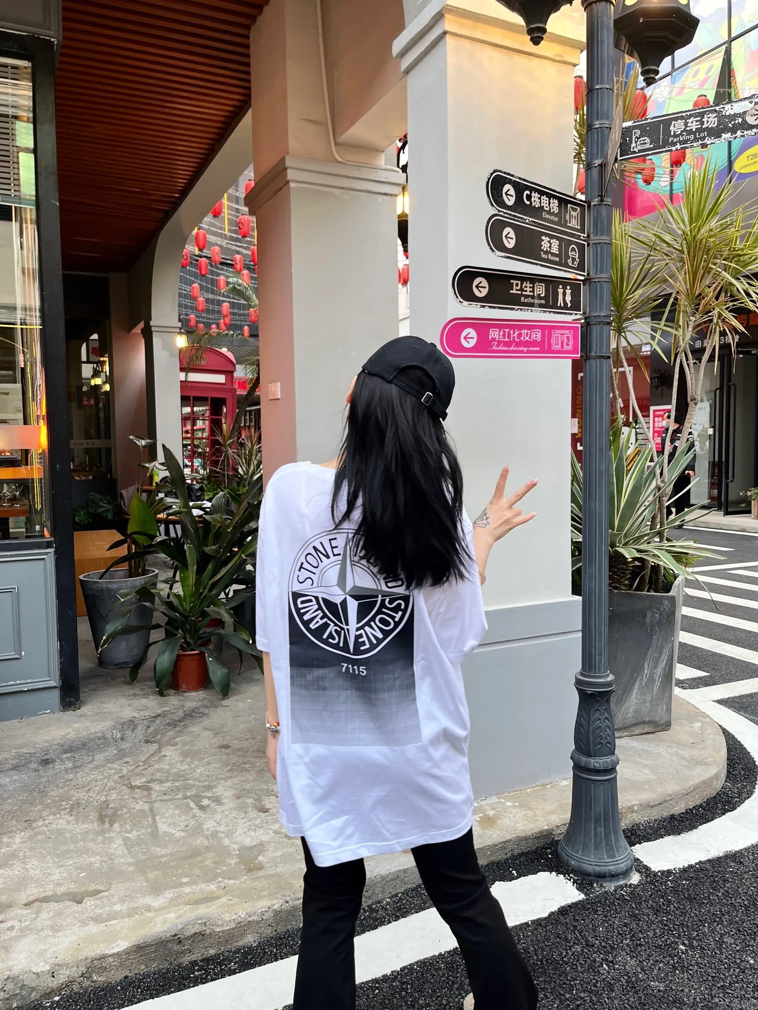 W630#P110💰 [Stone lsland/Stone Island summer new gradient compass print pattern short-sleeved T-shirt] ⚠️[Original creation with high control of details] - Made of 260 grams of combed cotton with 32-count double yarn, soft and comfortable to the touch, sweat-absorbent and breathable. - Simple, basic and versatile style, original single quality, the first choice for couples. - Made in a large factory, four needles and five threads on the shoulder, neat alignment, high quality workmanship. - Same style for men and women. Very versatile, one piece for everyone, details are clearly visible. Color: Black White Size: M L